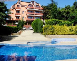 Море 2025 в Златни пясъци! Нощувка или нощувка със закуска на човек + басейн в хотел Роял Бийч