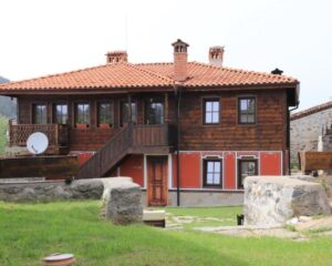 С компанията в Копривщица! Нощувка със закуска в самостоятелна къща за 8 човека от Комплекс Ред Хаус