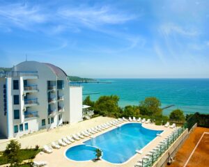 Нощувка на човек в двойна стая или студио с изглед парк или море от хотел Айсберг, Балчик