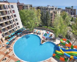 Нощувка на човек на база All Inclusive + външни басейни, 11 пързалки, вътрешен басейн и СПА зона + много забавления за деца от Престиж хотел и Аквапарк, Златни пясъци. Дете до 12.99г. - БЕЗПЛАТНО!