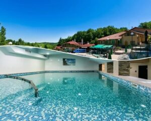 Уикенд за ДВАМА в хотелски Комплекс Ливадите, край Пазарджик! Нощувка със закуска + басейн