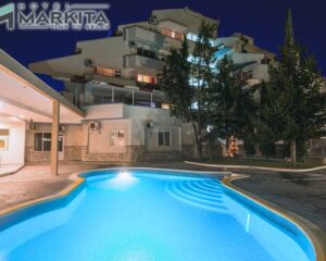 Външни топли минерални басейни и релакс пакет + нощувка, закуска и вечеря на човек от хотел Маркита, Велинград