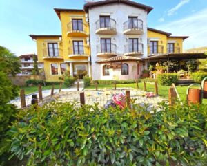 Нощувка на човек със възможност за закуска в хотел Колозео, Сандански