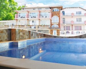 Майски празници в Огняново на цени от 55 лв.! Изберете нощувка със закуска или нощувка със закуска и вечеря + минерален басейн в комплекс Черния кос