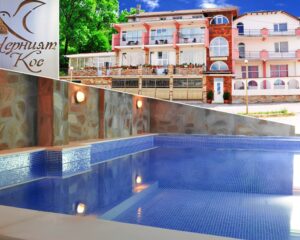 Заповядайте в Огняново на цени от 45 лв ! Изберете нощувка със закуска или нощувка със закуска и вечеря + минерален басейн в комплекс Черния кос