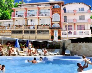 Заповядайте в Огняново на цени от 50 лв ! Изберете нощувка със закуска или нощувка със закуска и вечеря + минерален басейн в комплекс Черния кос