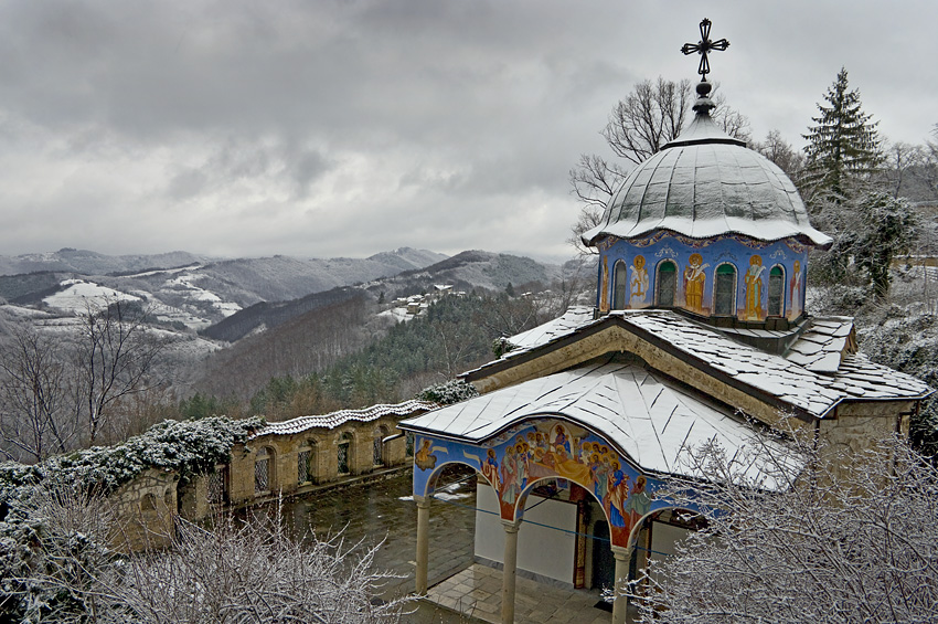 Екскурзия за карнавала на хумора и сатирата в Габрово с посещение на Етъра и Соколски манастир - Image 3