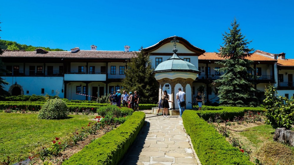 Екскурзия за карнавала на хумора и сатирата в Габрово с посещение на Етъра и Соколски манастир - Image 2