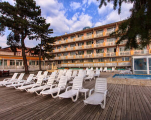 Уикенд или Делник със закуска, обяд и вечеря със СПА, минерални басейни и солен басейн балнеохотел Аура, Велинград