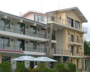 Наздравици без край в Новогодишната нощ, 3 дни с Празнична вечеря в хотел Виа Траяна, Беклемето