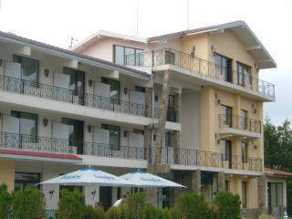 Наздравици без край в Новогодишната нощ, 3 дни с Празнична вечеря в хотел Виа Траяна, Беклемето