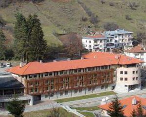 Новогодишна наздравица в Чепеларе, 3 дни за двама с Празнична вечеря в хотел Борика