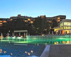 СПА Нова година в СПА хотел Хисар, 3 ношувки с празнична вечеря за двама